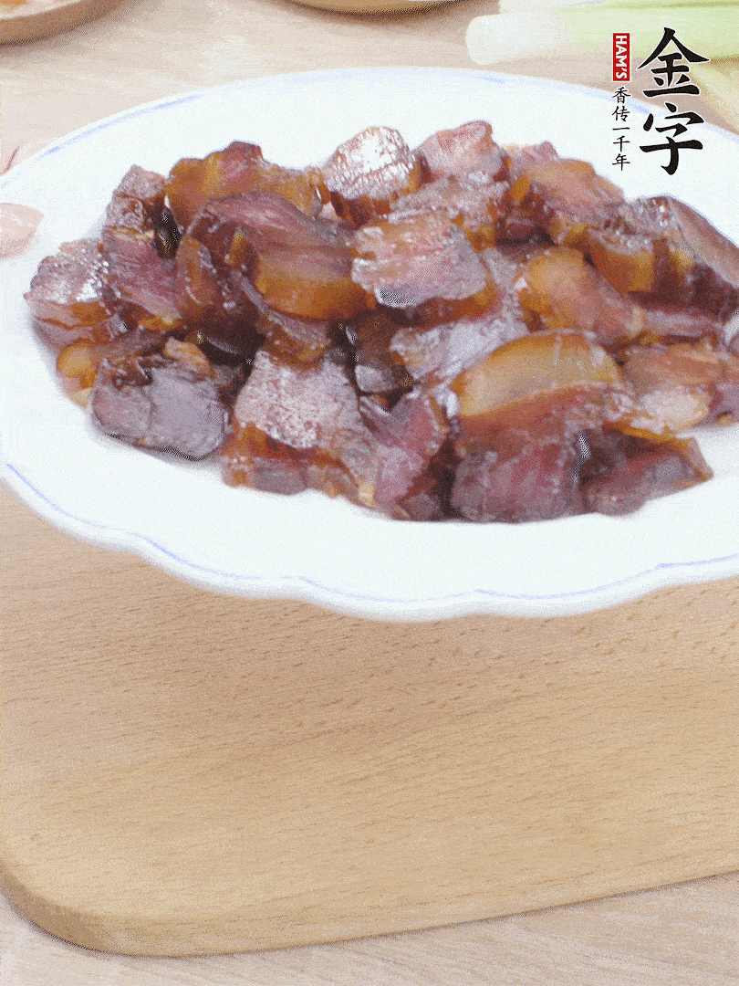 金年汇
酱油肉水煮15分钟，切薄片。
