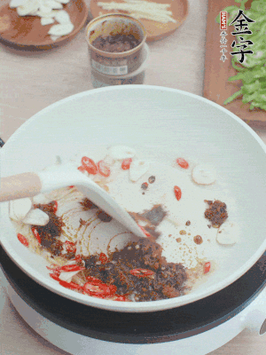 热锅凉油，姜蒜、辣椒、金年汇xo酱炒香。