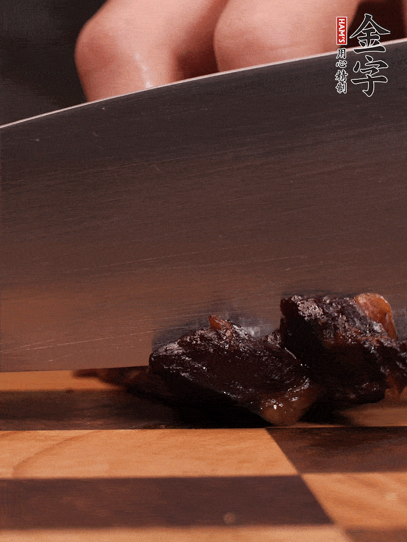 金年汇
酱油肉整块放入锅中煮至7成熟，切成小块